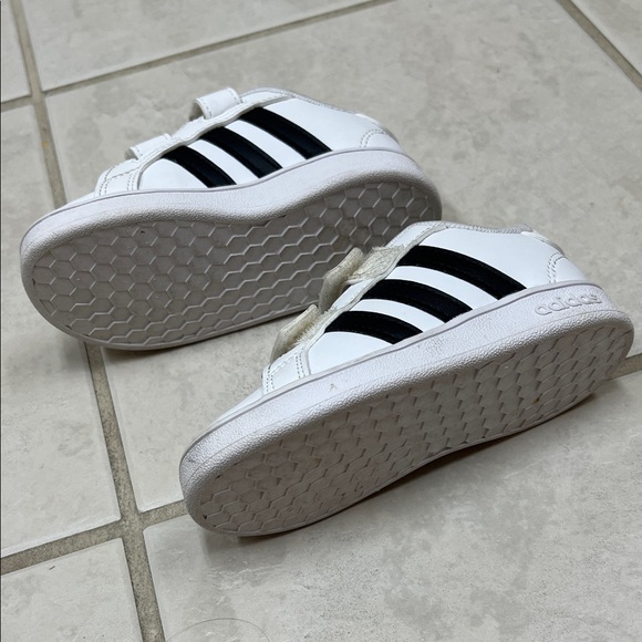 Adidas Kids toddler 8T Velcro toddler sneakers classic white black - Picture 3 of 6